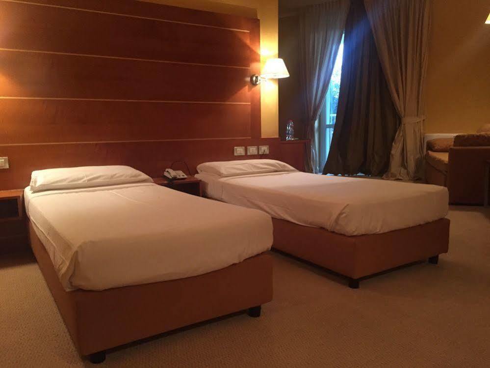ไอบิส สไตล์ บารี โจวินัซโซ Hotel โจวีนัซโซ ภายนอก รูปภาพ